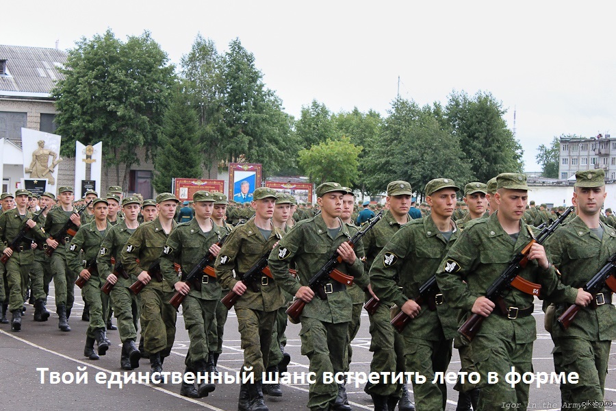 Бравые солдаты идут. Солдаты идут строем. Солдат в городе. Военный город. Строй в воинская часть.