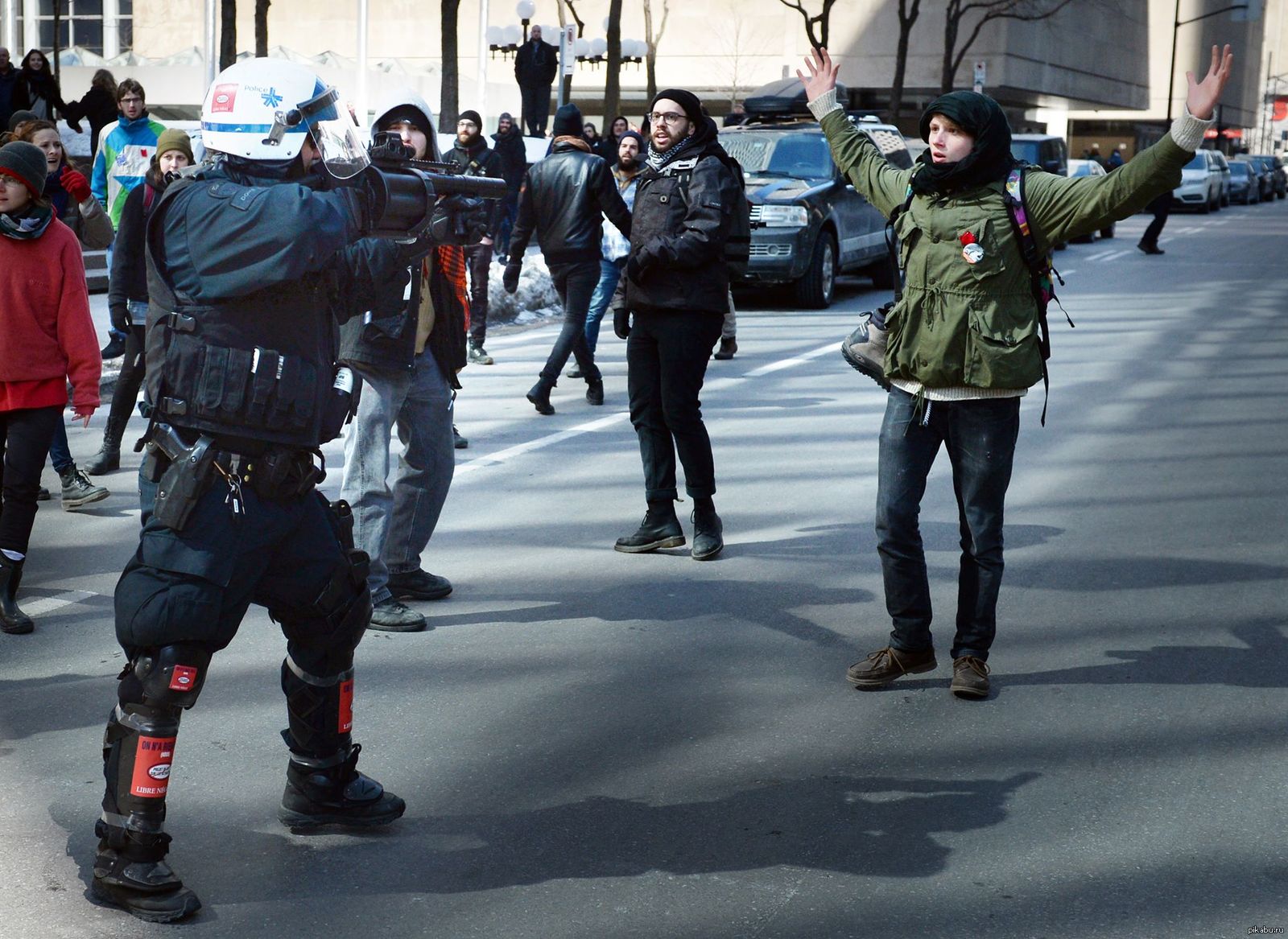 Полиция против. Военные против полиции. Военные анархисты. Полиция Монреаля. Военный против полицейского.