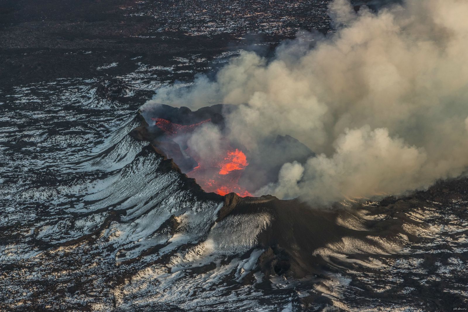 Volcanic water. 2010 Год, апрель. Извержение вулкана в Исландии. Гидроэксплозивные извержения. Гидроэксплозивный Тип извержения вулкана. Вулкан Катмай 1912 извержение.