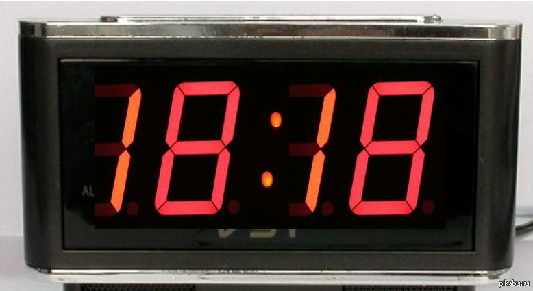 Посмотрел на время 20 20. Электронные часы 18:00. 21 Электрические часы. Электронные часы 17 00. Часы цифровые 00 00.