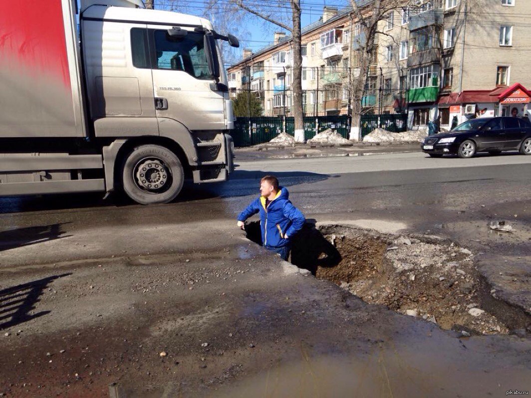 В Томске подготовка к 9 Мая идёт полным ходом, рисуют 3D окопы прямо на  дорогах. | Пикабу