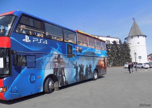 Автобус здесь. Реклама игр на автобусах. Рекламный автобус PLAYSTATION. Казань автобус гонки. Крутые автобусы.