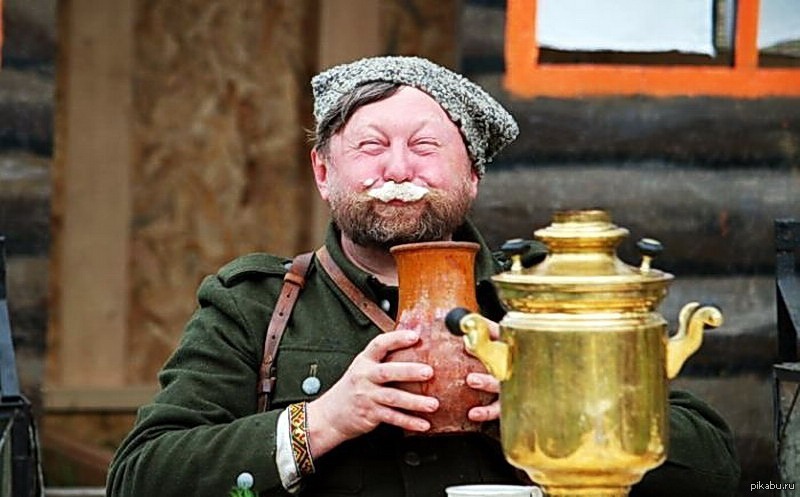 Утесов самовар. Мужчина с самоваром. Чай из самовара. Самовар прикол. Смешные русские люди.