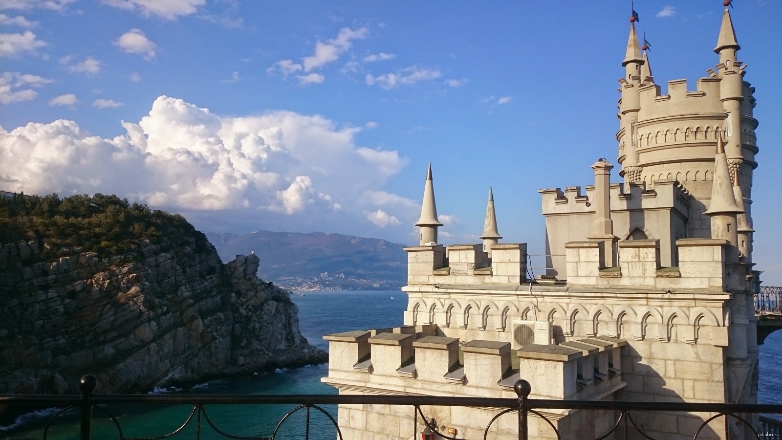 Крым обои на стол. Ласточкино гнездо Сортавала. Отель Ласточкино гнездо Сортавала. Ласточкино гнездо Кабардинка. Ласточкино гнездо Анапа.