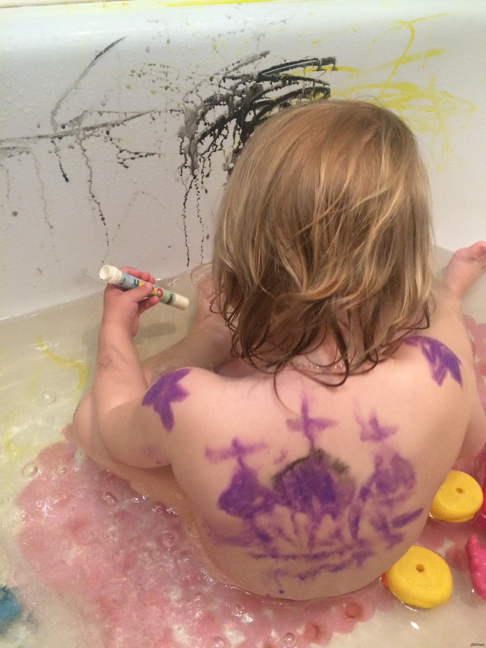 Дочка мылась в душе. Купание девочек в ванной. Доченька купается в ванной. Дочка купается в ванне.