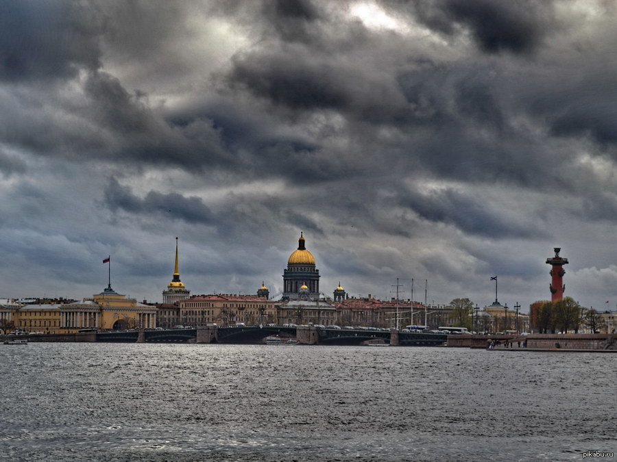 Какой климат в городе санкт петербург. Питер Невский набережная пасмурный. Пасмурное небо Питера. Серое питерское небо. Климат Питера.