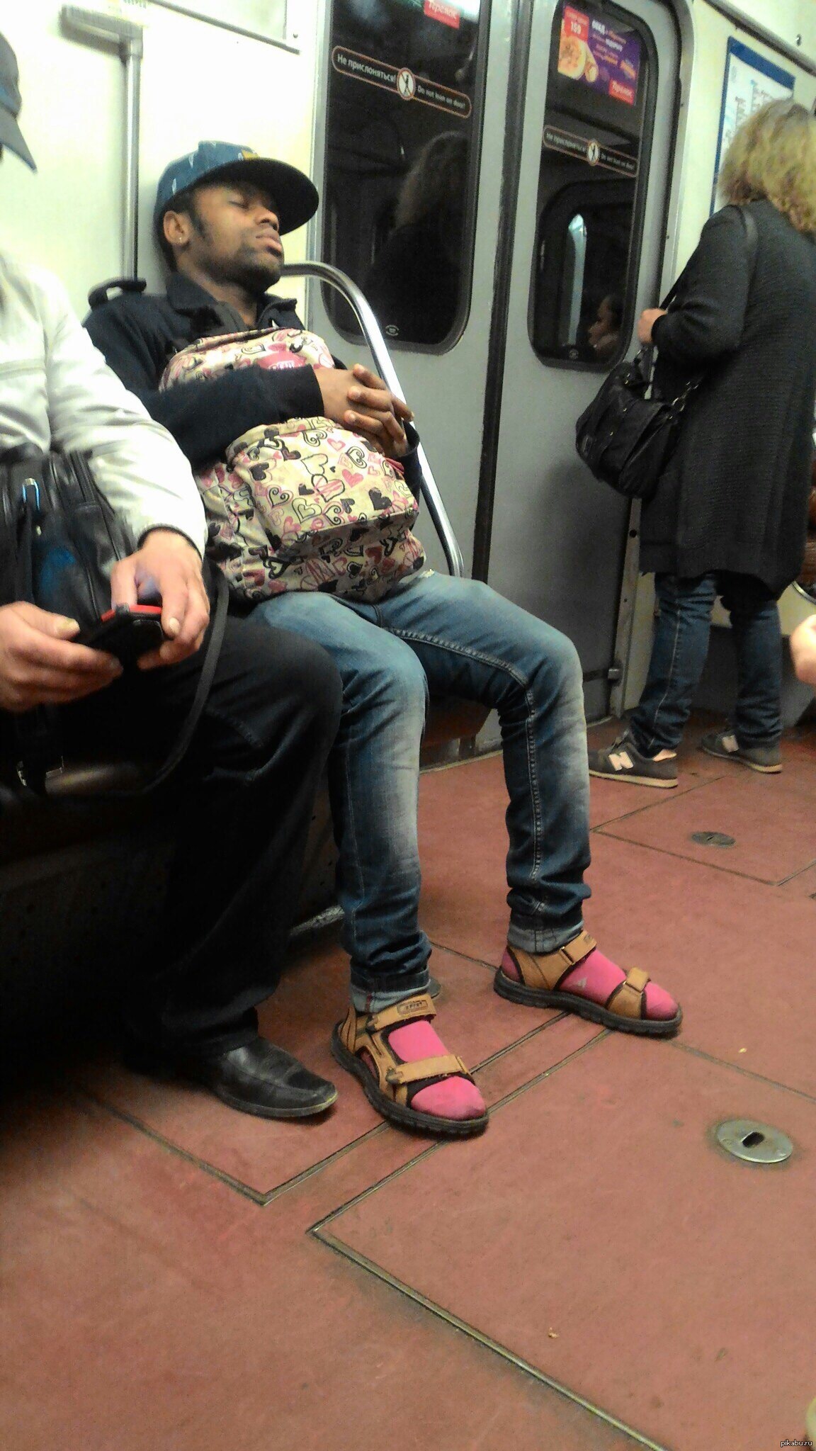 фрики в метро спб. странные люди питера. питерские модники. странные люди в питерском метро. мода питерского метро.