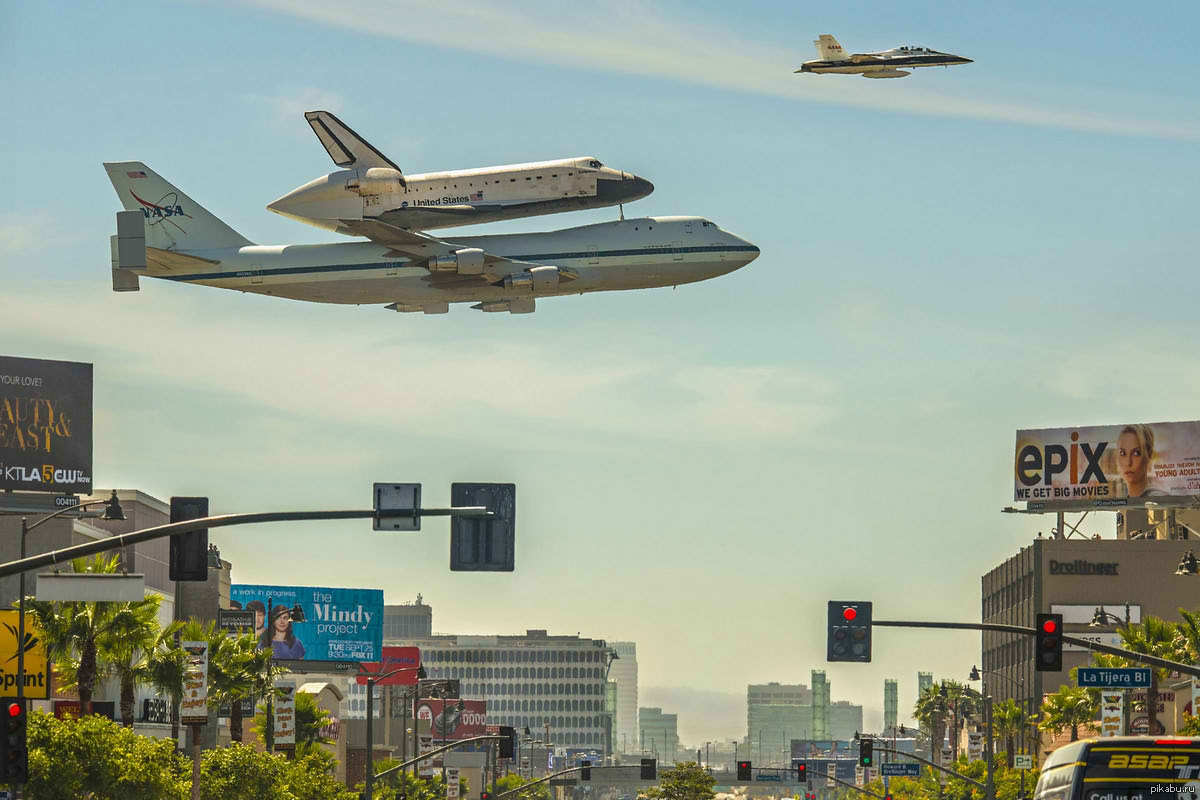 Сити самолеты. Самолёт над Лос Анджелес. Боинг 747 над Лос-Анджелес. Шаттл над Лос Анджелесом.