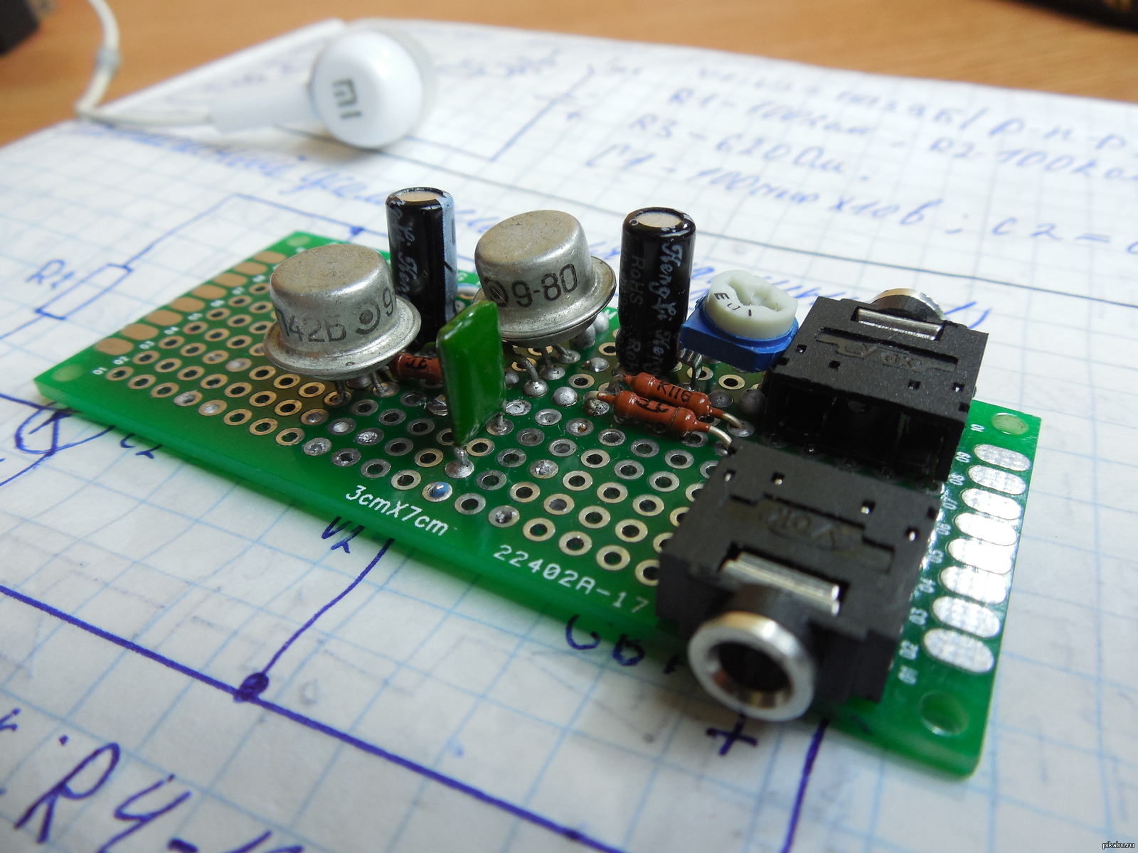 Маломощный звуковой усилитель на советских транзисторах. Предназначен для  усиления звука в наушниках. Собрал такую интересную схемку. | Пикабу