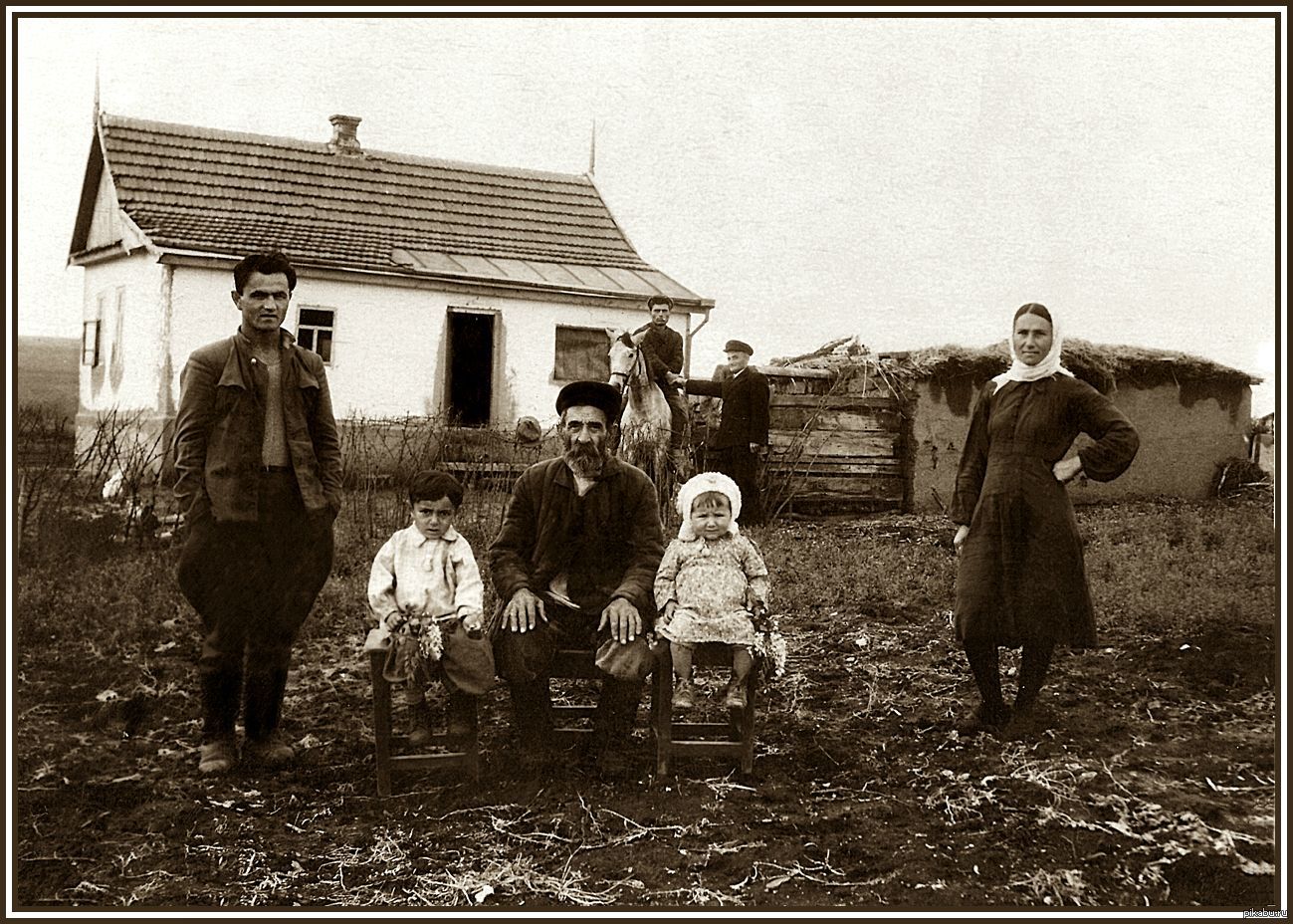 Деревня папа. Деревня 1950. Ретро деревня. Деревня в 1950 годы. Семья в деревне ретро.