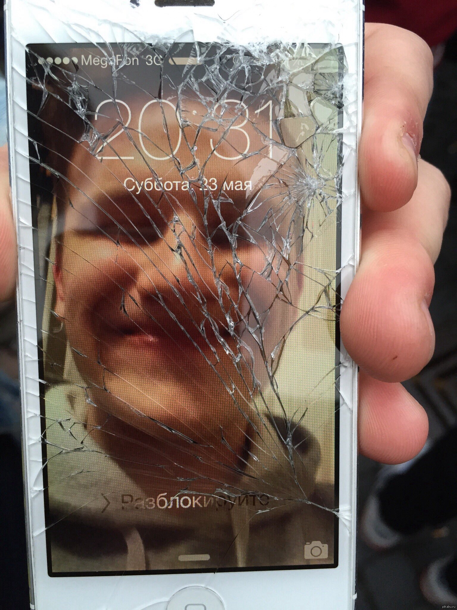 Разбить полностью. Разбит экран телефона. Разбитое стекло смартфона. Разбитый дисплей телефона. Разбитый планшет.