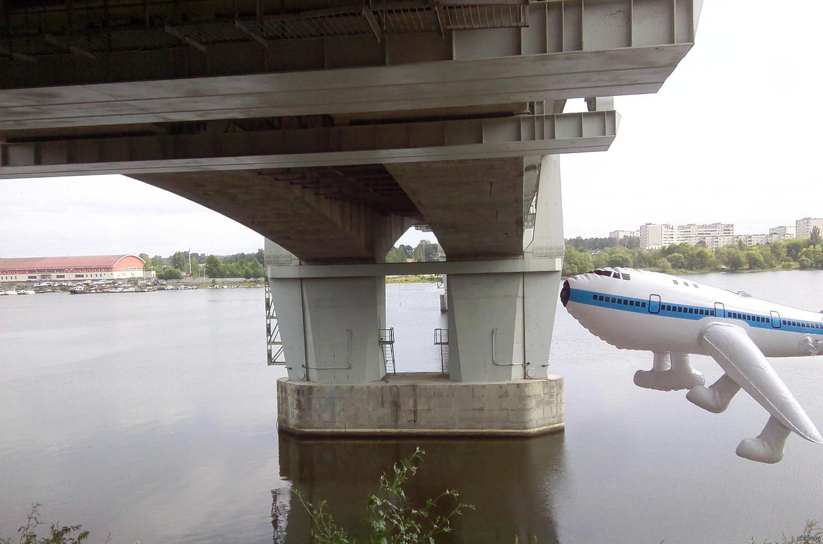 Пролёт миг-17 под мостом