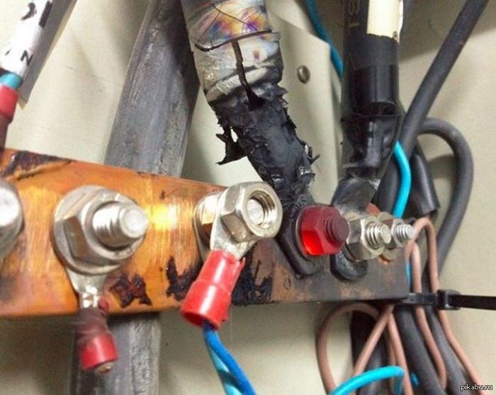 Нагревается провод водонагревателя причины. Распределительная коробка сгорела. Греется розетка провода алюминиевые. Почему греется проводка. Удлинитель оплавился провод.