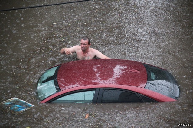 Купаться ездил. Ливень в Липецке. Потоп в Липецке. Липецк затопило. Утонувшие машины в кучу.