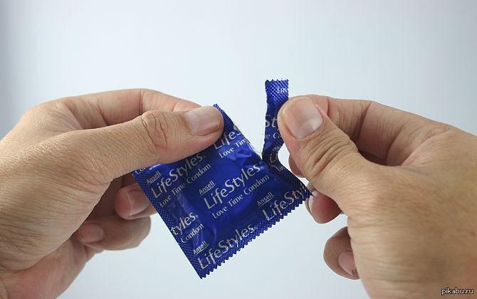 Помогает ли презервативы. Презик. Презервативы вскрытая упаковка. Надорванная упаковка презерватива. Презик открытый.