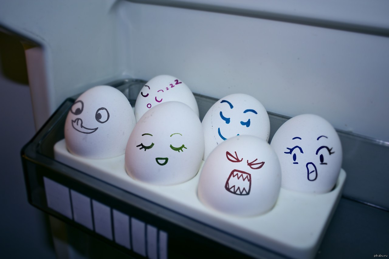 Смайлик яйца. Яйцо Пасха. Яйца разрисованные маркером. Мордашки на яйцах смешные. Разрисованные яйца на Пасху.