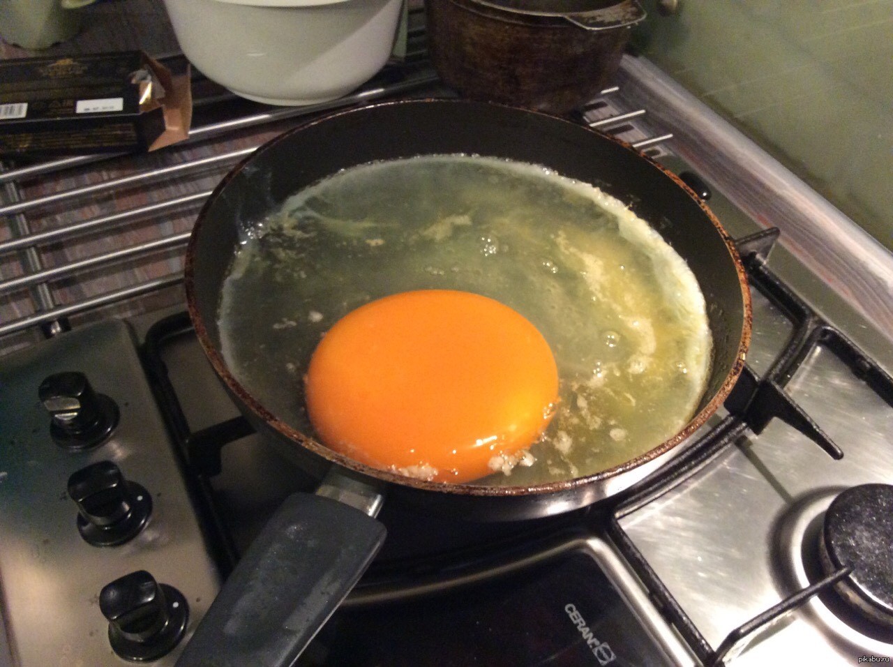 Страстные яйца. Яичница из страусиного яйца. Страусиное яйцо омлет. Варка страусиного яйца. Жареное страусиное яйцо.