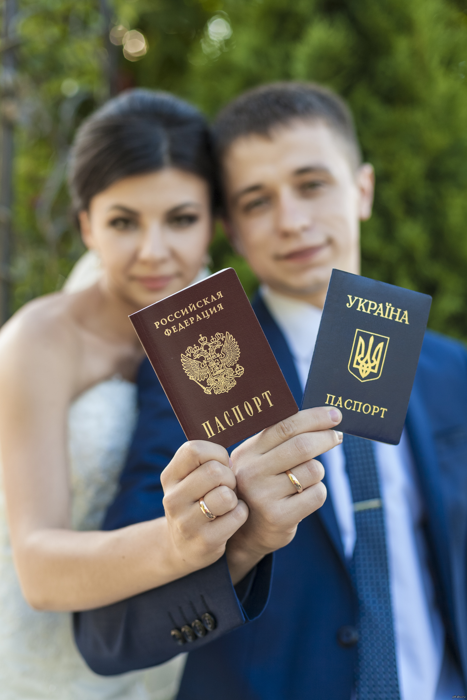 Заключить брак с иностранцем. Украинка и русский с паспортами. Брак с иностранным гражданином. Гражданство Украины.