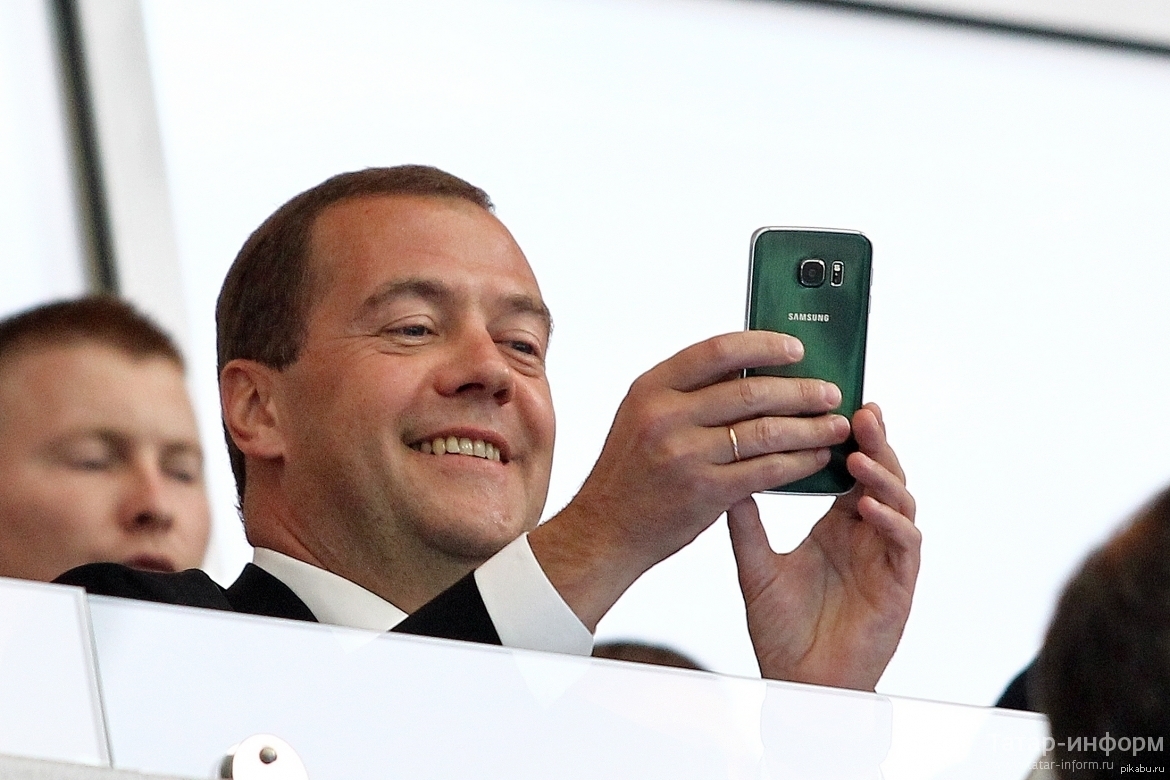 Когда был выпущен телефон. Стив Джобс iphone Медведев.