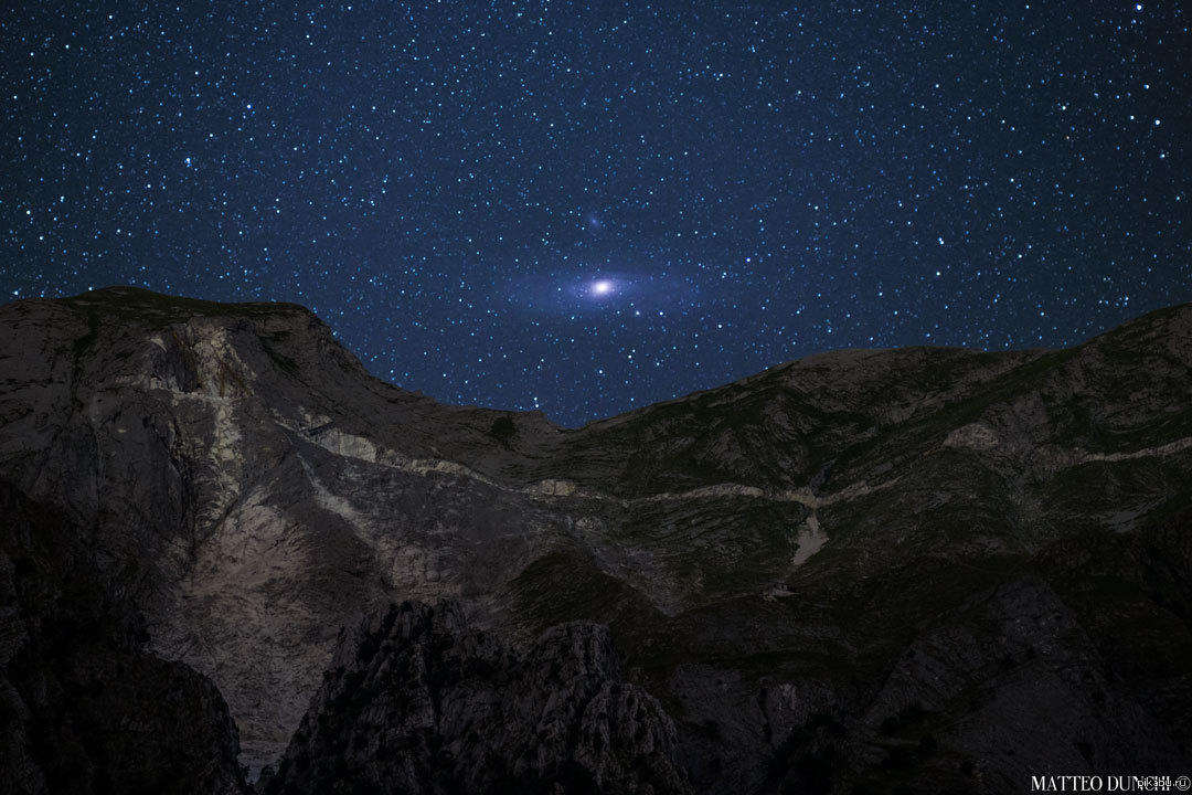 Невооруженным глазом можно увидеть звезд. Туманность Андромеды Галактика на небе. Галактика Андромеда на ночном небе. Галактика Андромеды невооруженным глазом. Галактика Андромеда с земли.
