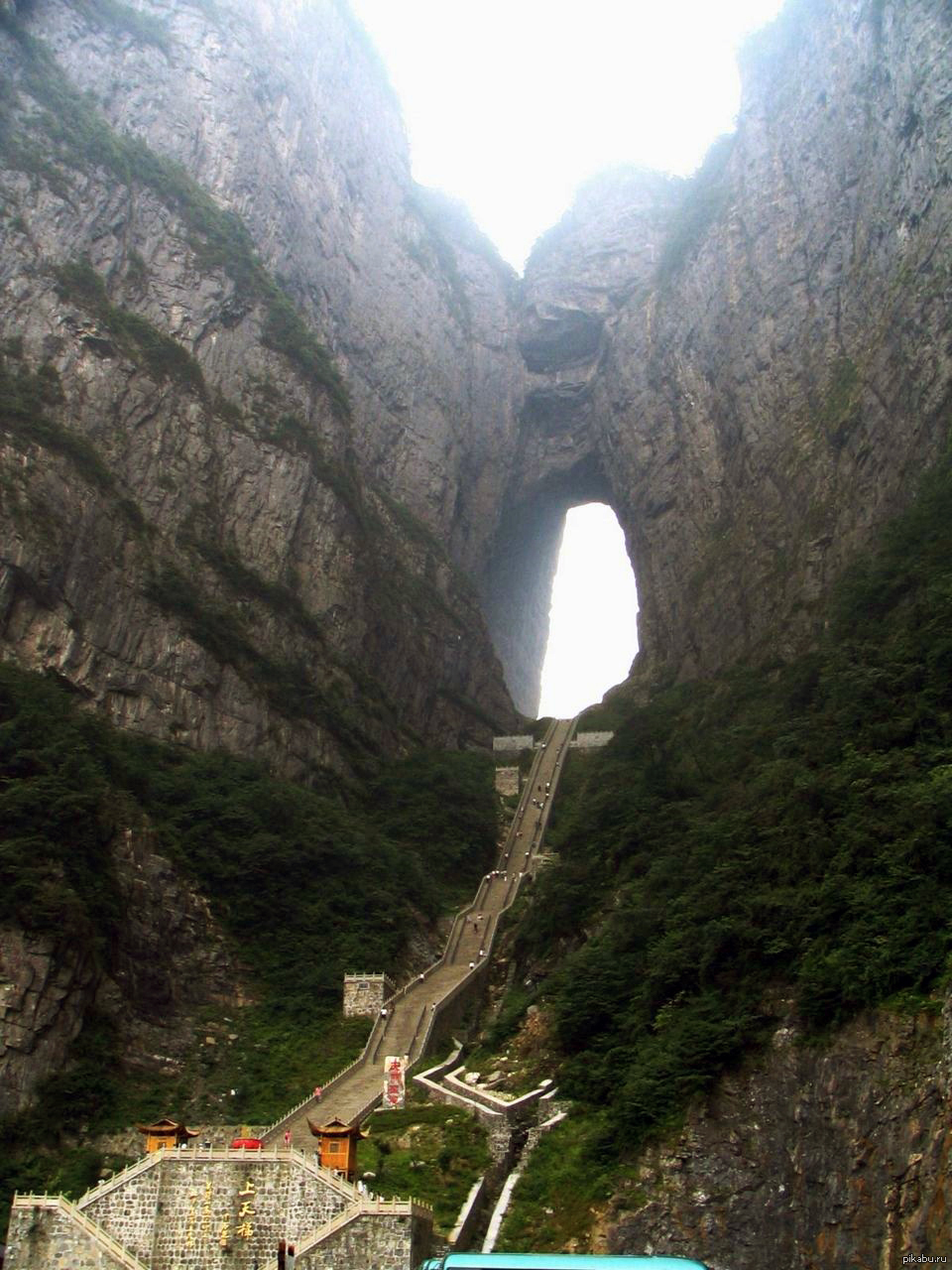 Небесная арка. Гора Тяньмэнь в Китае. Гора Тяньмэнь в Чжанцзяцзе. Ворота в рай, Тяньмэнь, Китай. Тяньмэньшань гора небесные ворота.