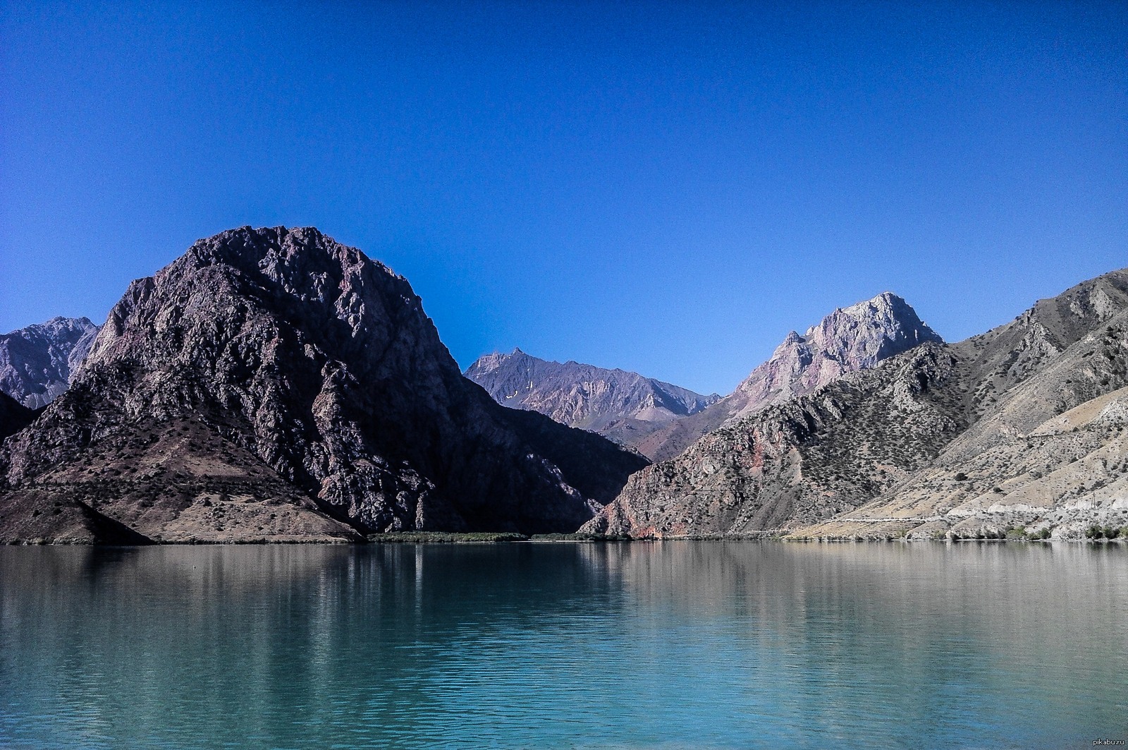 Сарезское озеро таджикистан. Кули Сарез. Озеро Сарэс Таджикистан. Озеро Сарез в Таджикистане. Озера Сарез в памире.