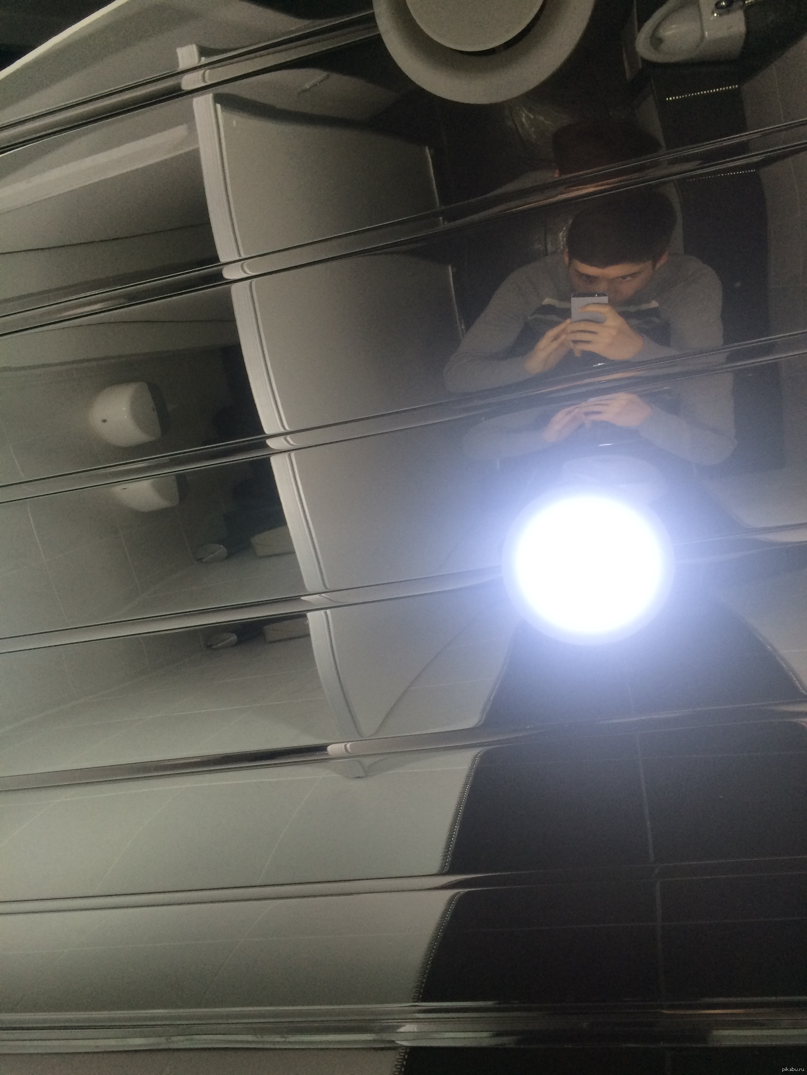 вытяжка в натяжном потолке в туалете