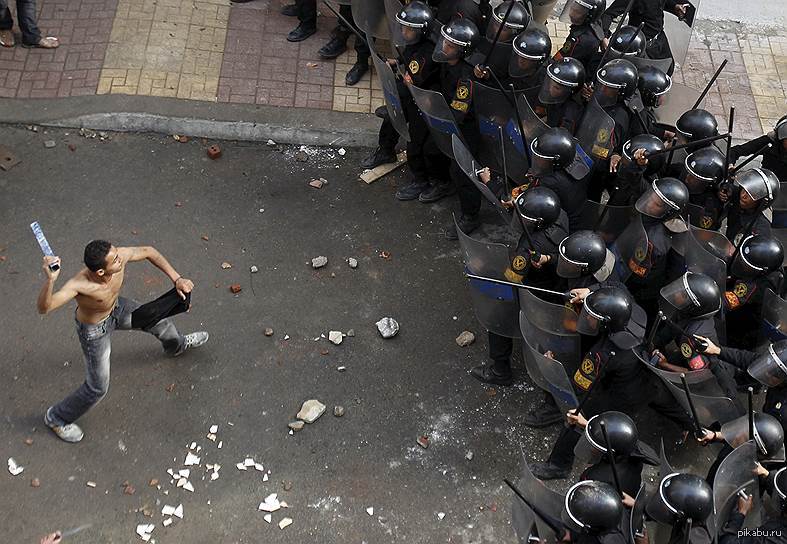 22 против 1. Один против толпы. Один человек против толпы. Толпа против толпы.