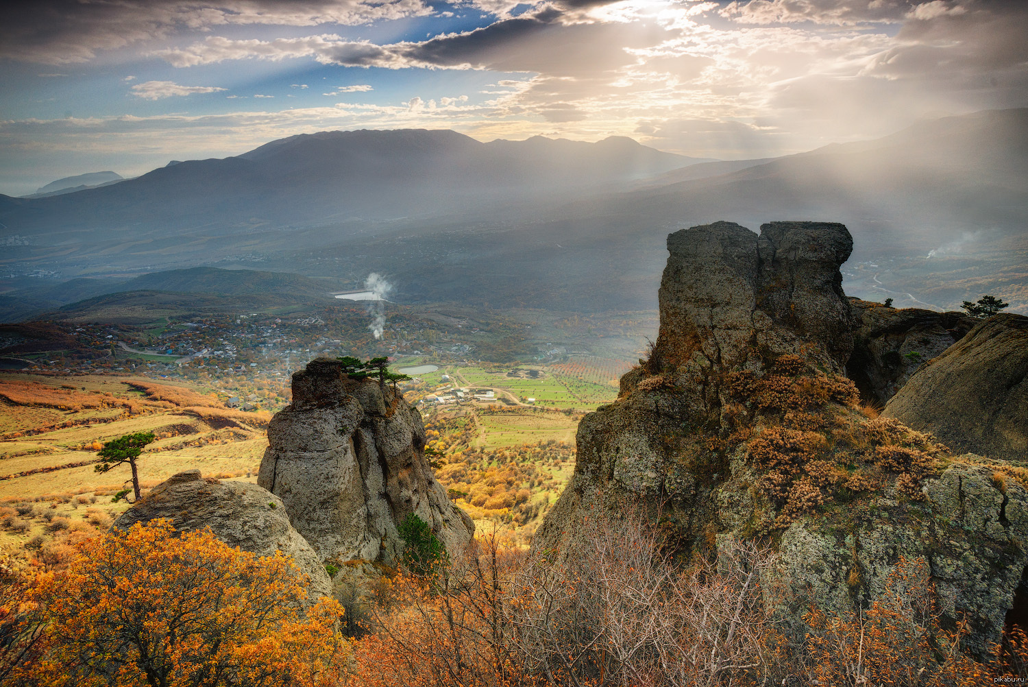 Лучистое алушта. Долина привидений Крым лучистое. Демерджи лучистое. Демерджи село лучистое. Село лучистое гора Демерджи.