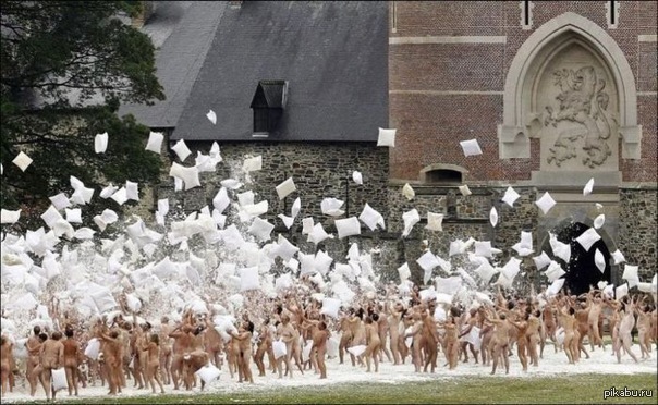 Nude Pillow Fight