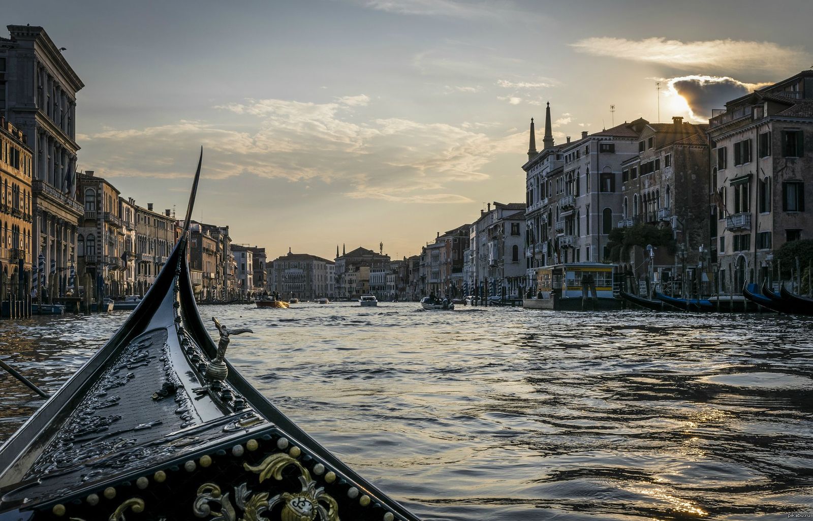 Итальянский сток. Венеция. Гондолы. Венеция (коммуна). Венеция гондольер. Венеция зимой Гранд канал.