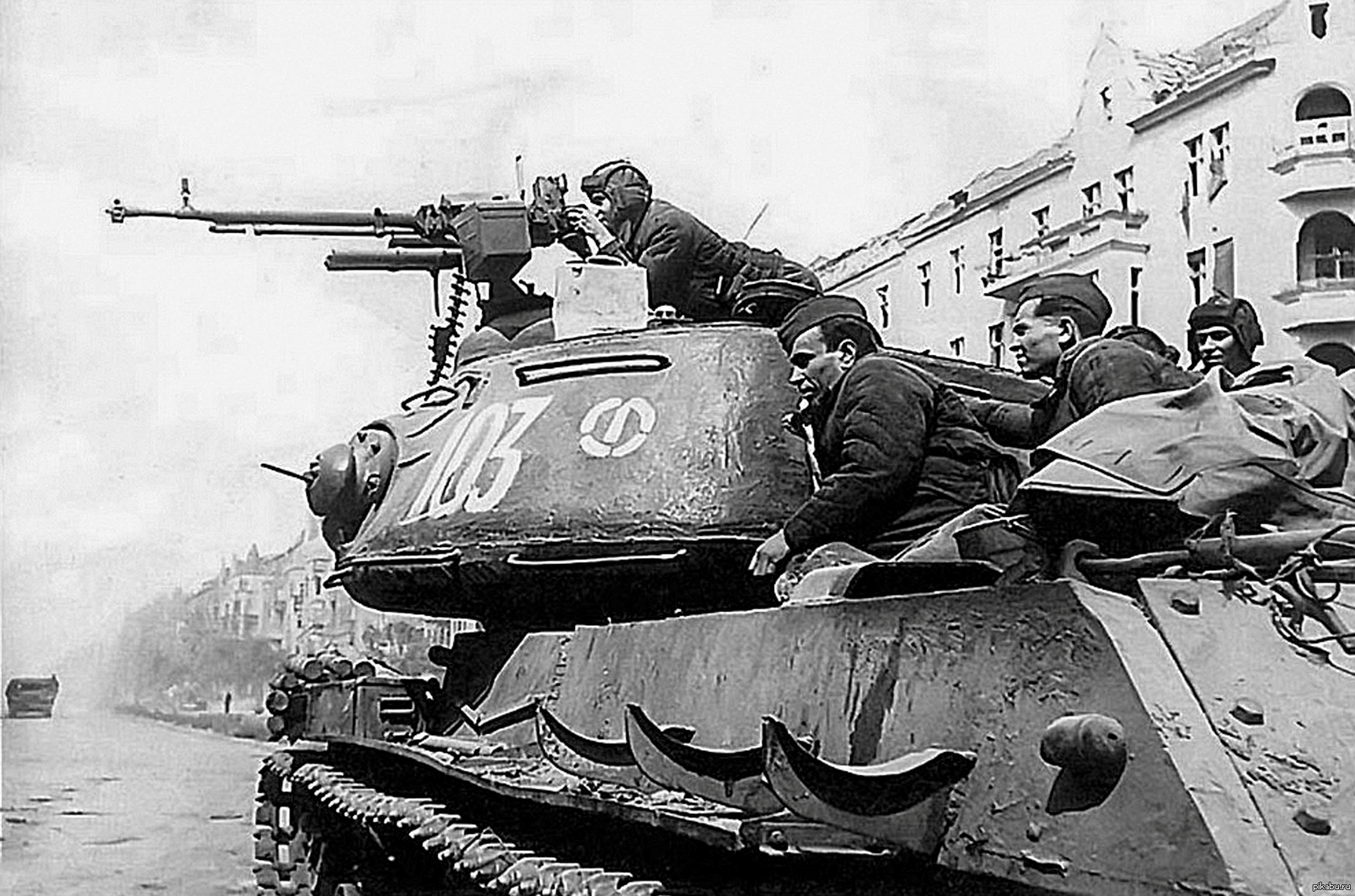 Танк войны ис. ИС-2 В Берлине. Танки ИС 2 В Берлине. ДШК на ИС 2. ИС-2 В Берлине 1945.