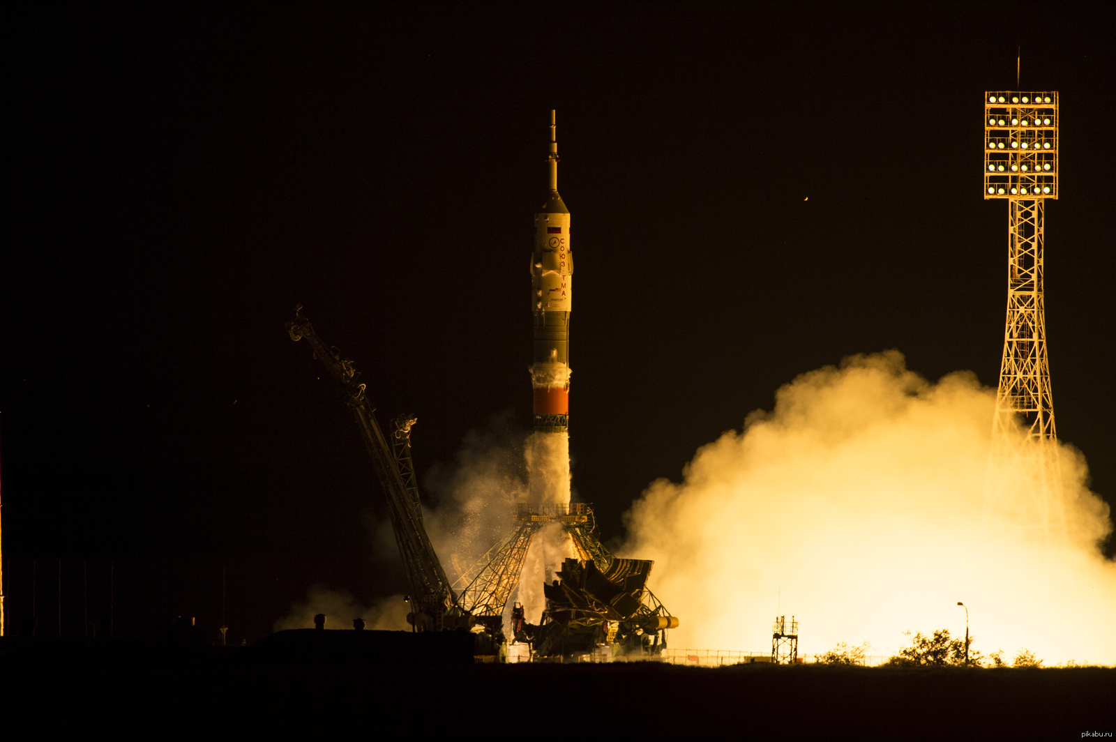 Космическая ракета при старте с земли. Союз ТМА-17м. Байконур космодром ночной старт. Космодром Байконур запуск ракеты Союз. Космодром Байконур корабль Восток.