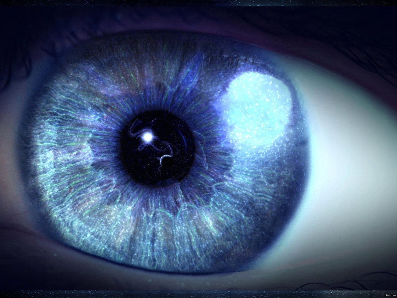 Глас. Синие глаза. Зрачок глаза. Голубые глаза в темноте. Космос в глазах.