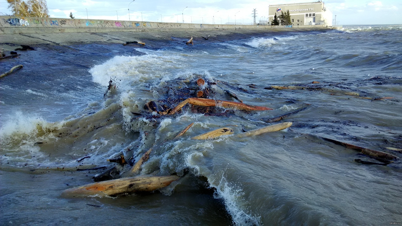 Уровень обского водохранилища. Загрязненная река Обь в Новосибирске. Шторм на Обском море. Обь Новосибирск загрязнение. Новосибирская ГЭС на реке Обь.