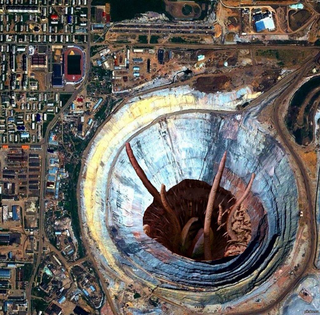 Огромные дыры жены. Кимберлитовая трубка большая дыра самая большая в мире. Карьер Мирный Якутия. Алмазный рудник мир в Якутии. Кимберлитовая трубка большая дыра в Якутии.