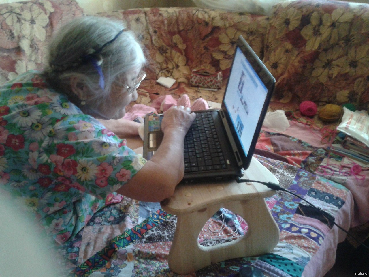 Бабушка не дает спать. Бабушка и компьютер. Бабушка с телефоном. Бабуля за компьютером. Бабуля в интернете.