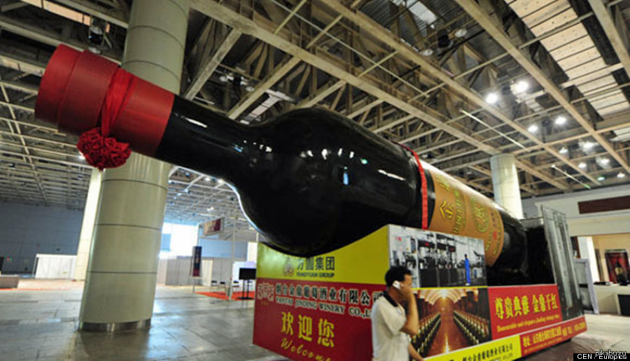 Большая вина. Огромная бутылка. Огромная бутылка вина. Самая большая бутылка. Самая большая бутылка в мире.
