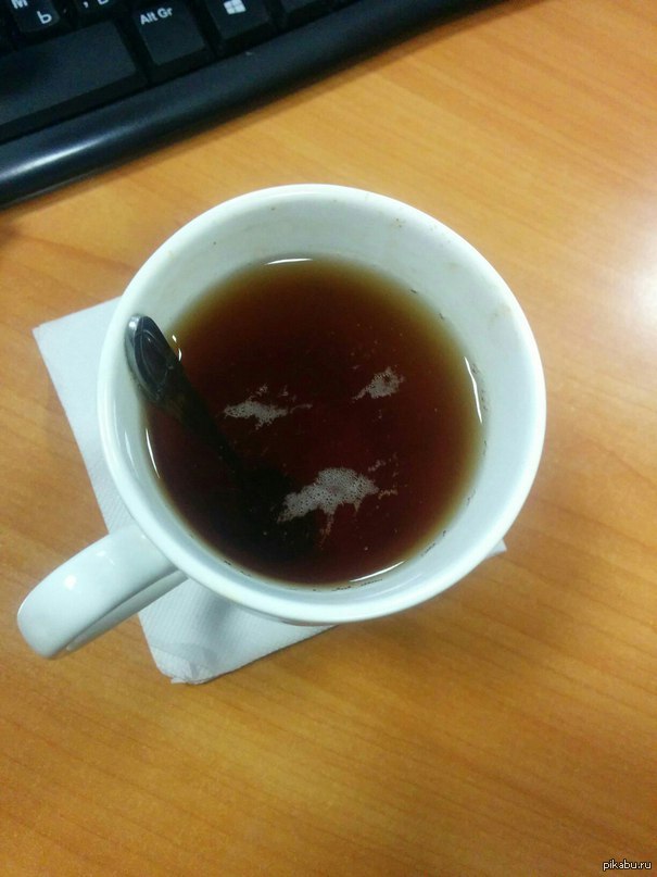 Ужасный чай. Паук в кружке с чаем. Паук в чашке с чаем. Отравленный чай. Злой чай.
