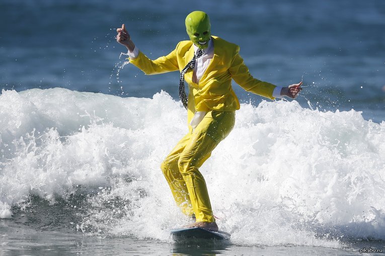 Пойман радуется. Человек на серфе. Серфингист в костюме. Костюм серфера. Человек и волна.