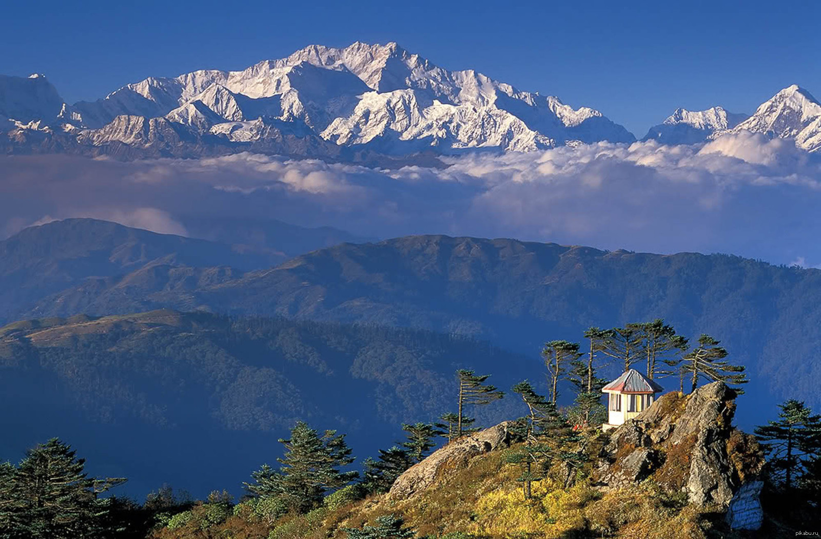 Гималаи место. Гора Канченджанга Индия. Канченджанга Гималаи Непал. Долина Сивана Гималаи. Горный массив Канченджанга.