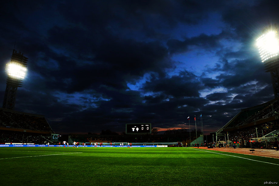 Стадион вечером. Ночной стадион Тоттенхэм свет. На футбольном стадионе. Футбольное поле ночью. Ночной футбольный стадион.