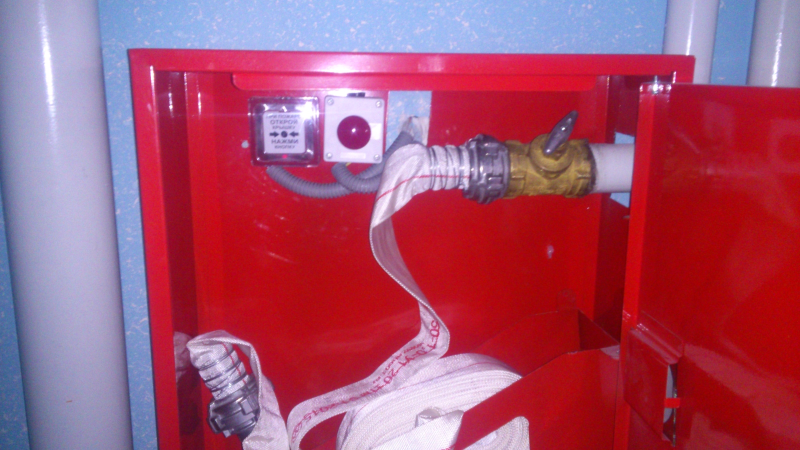 Кнопка пуска насосов в пожарных шкафах