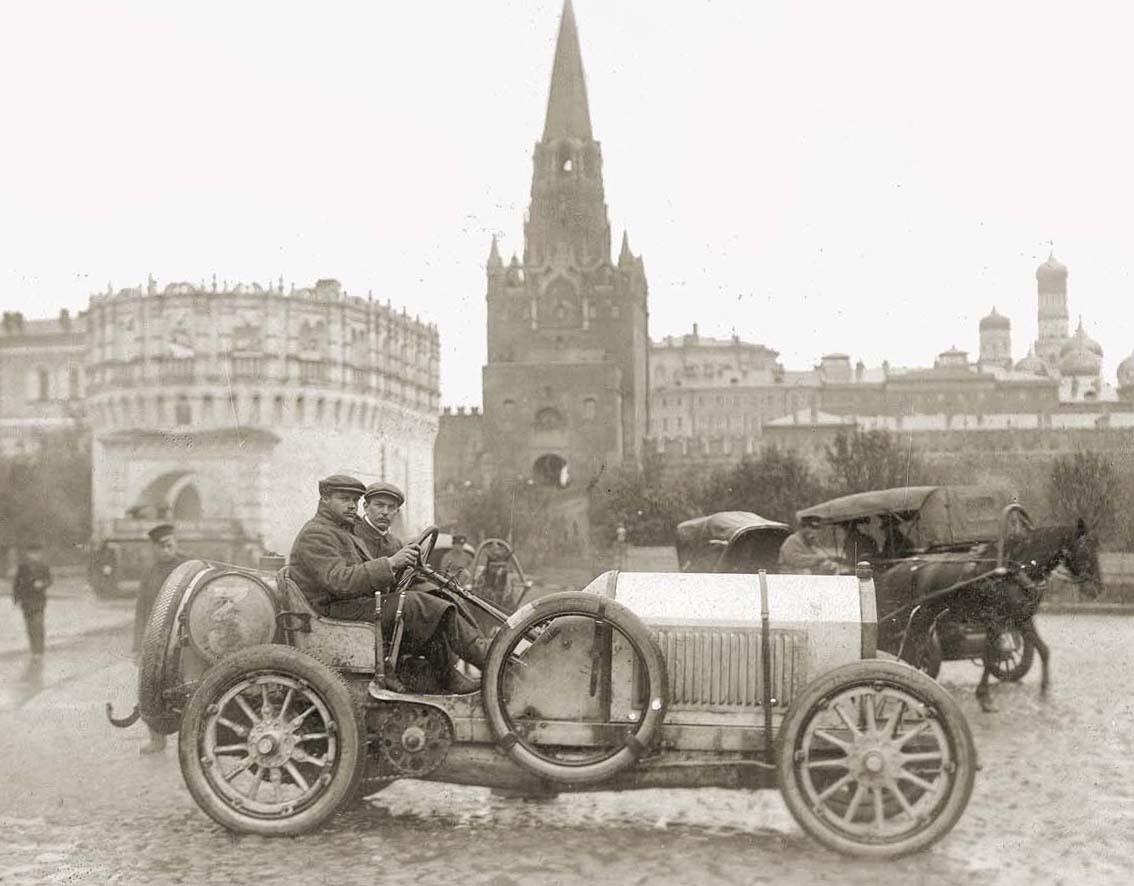 На фото победитель гонки 1908 года Санкт-Петербург–Москва Виктор Эмери |  Пикабу