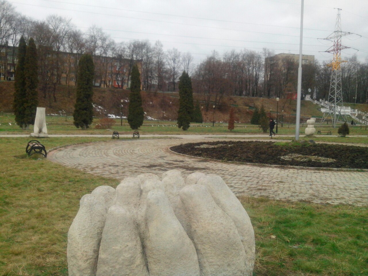 Странные скульптуры на набережной Владикавказа | Пикабу