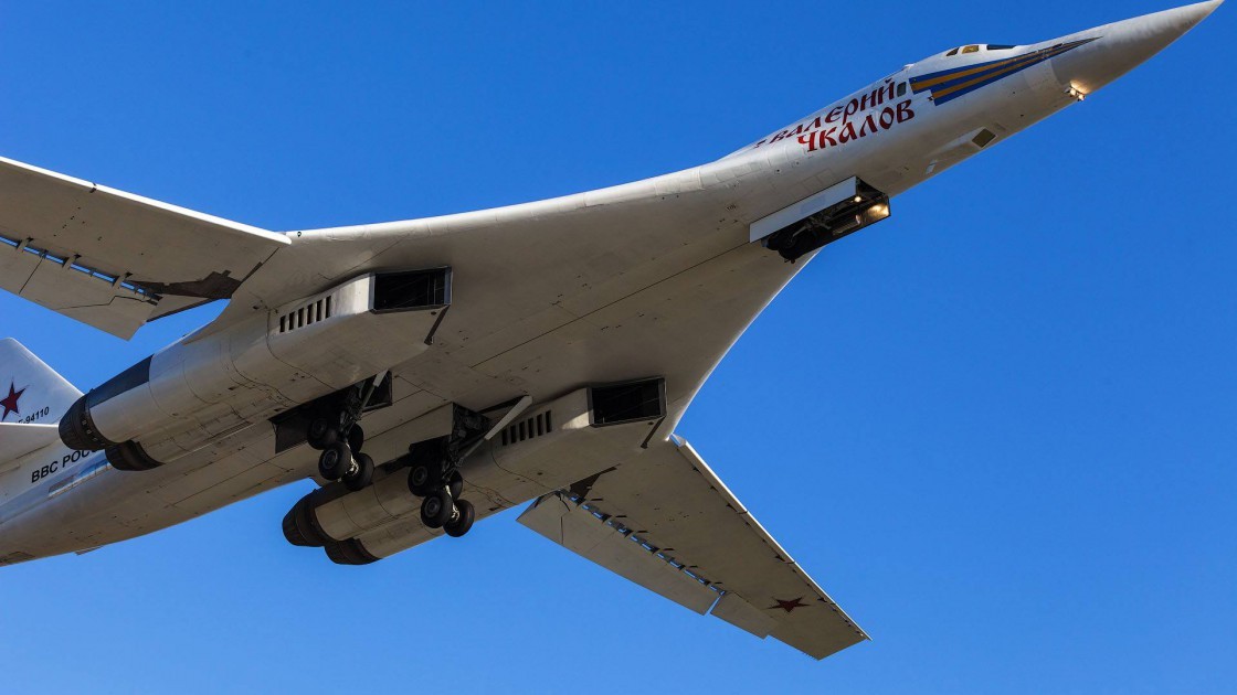 18 декабря 1981 года, первый опытный самолет Ту-160 поднялся в воздух |  Пикабу