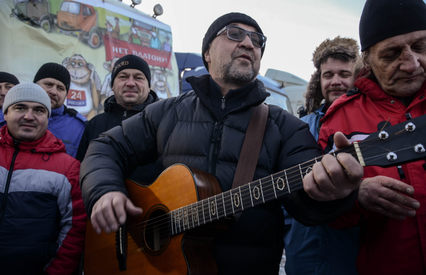 Юрий Шевчук спел для протестующих дальнобойщиков | Пикабу