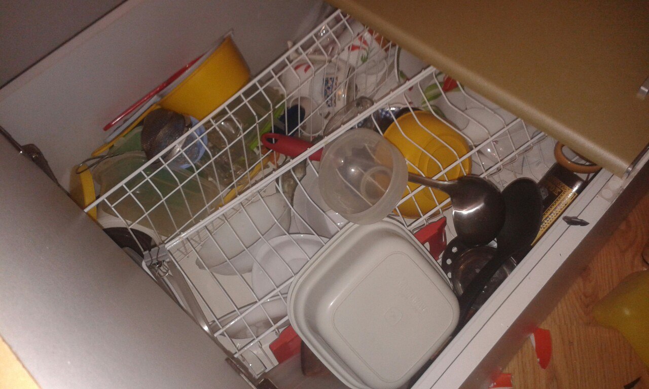 упал шкаф с посудой