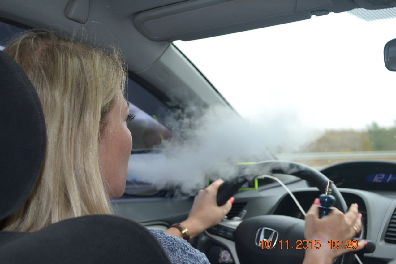 Можно курить в машине. Женщина курит за рулем. Женщина за рулём с сигаретой. Курение за рулем. Курение кальяна за рулем.