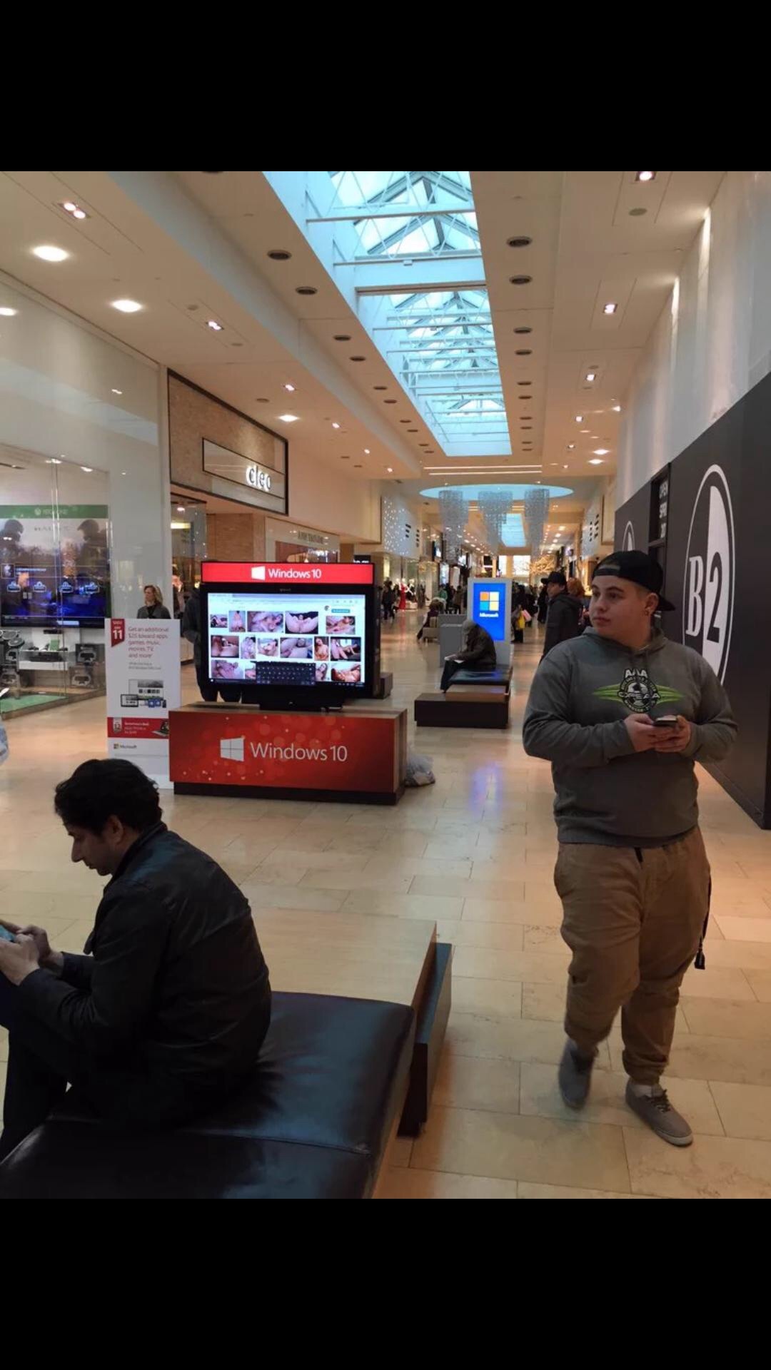 In the mall .. - NSFW, Canada, Shopping center, Windows 10, Hackers